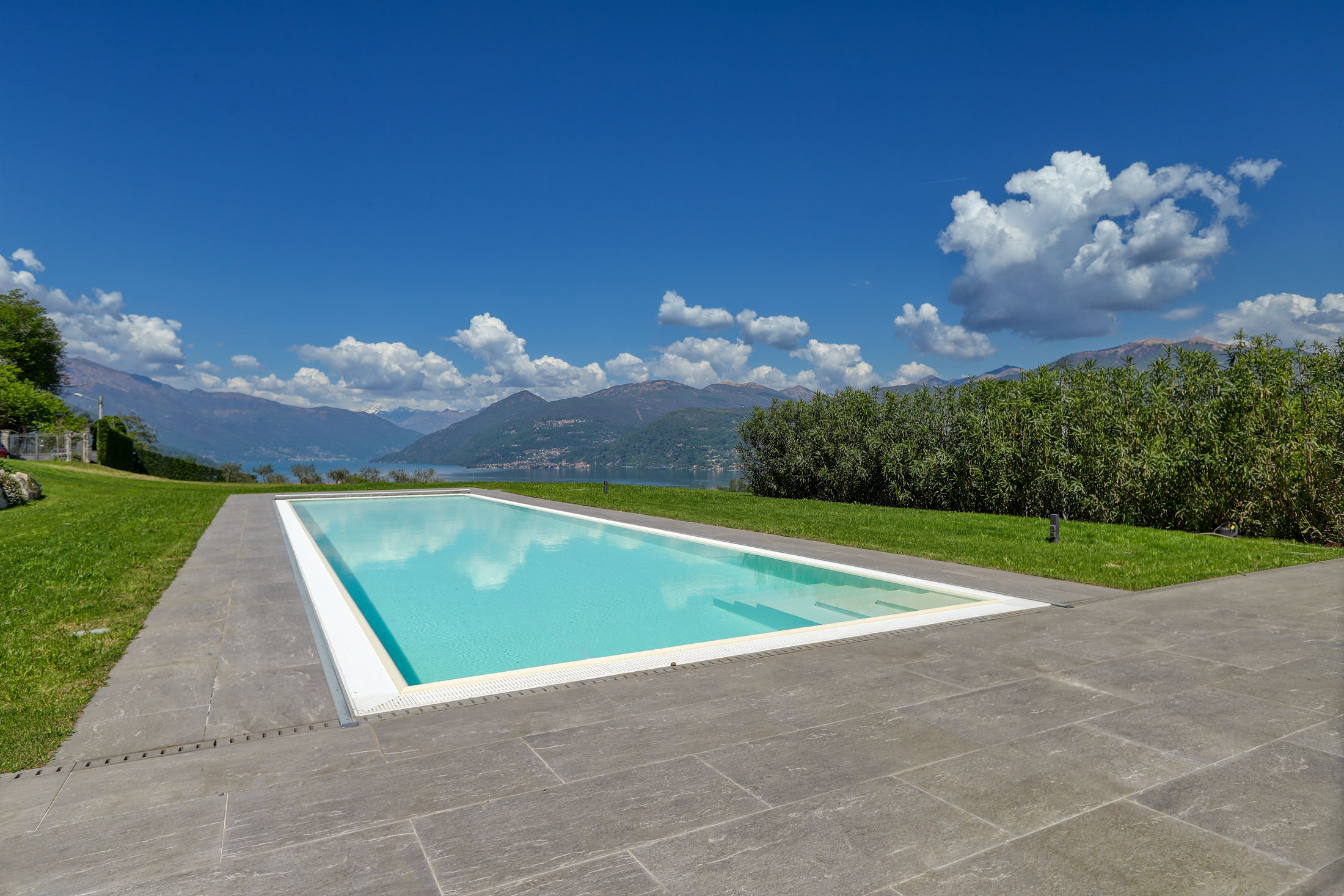 Giardino e piscina di una villa affacciata sul Lago Maggiore